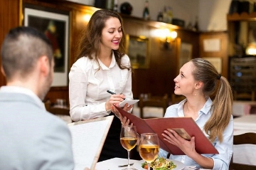 Nhân viên đi tiếp khách hóa đơn hơn 5 triệu có bắt buộc phải nhờ kế toán chuyển khoản mới được khấu trừ thuế? Chuyên gia Thuế lý giải